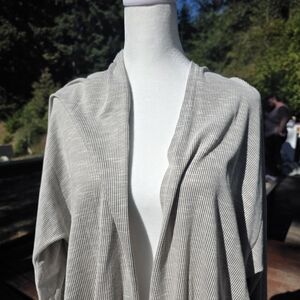 DONNI. Women's Cream and Gray Cardigan
